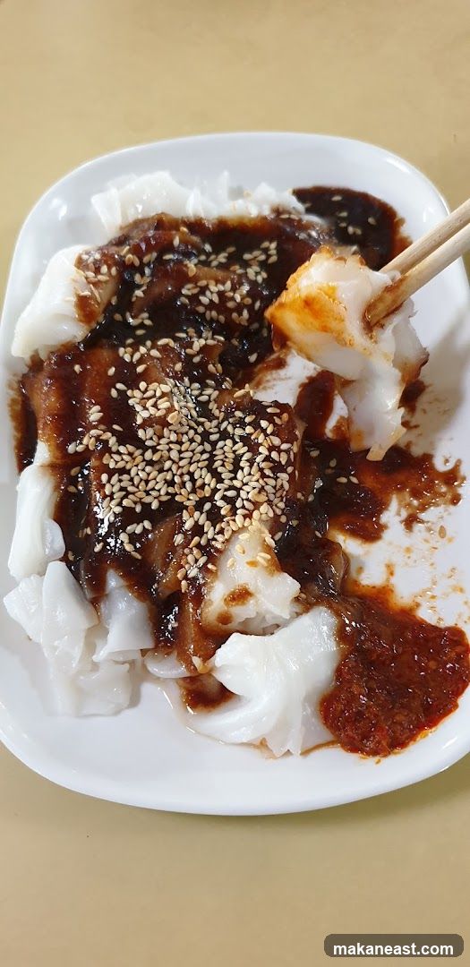 Chee Cheong Fun with Sauce and Sesame Seeds