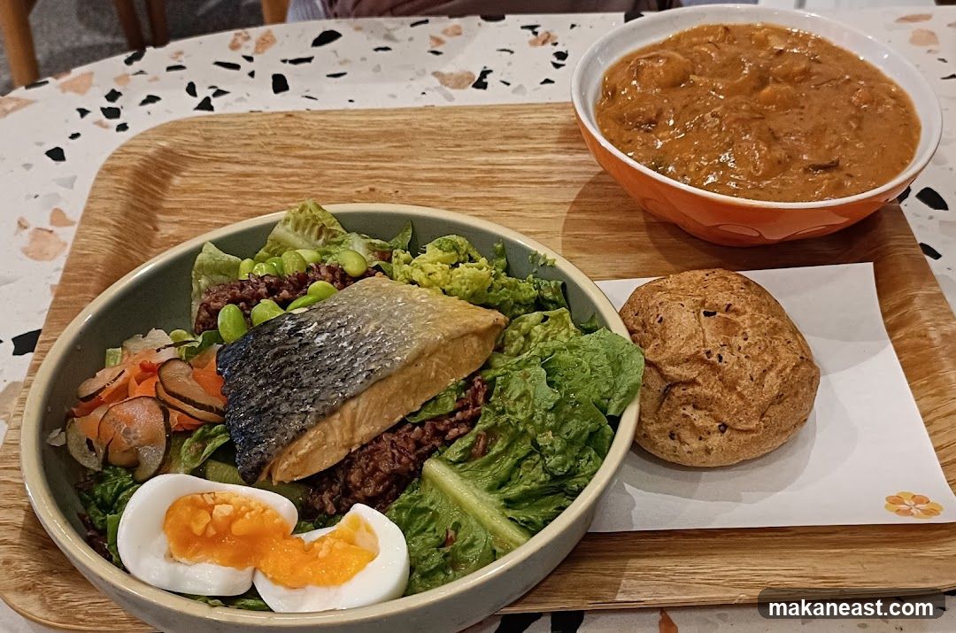 Salmon Salad Bowl with Stew and Bread