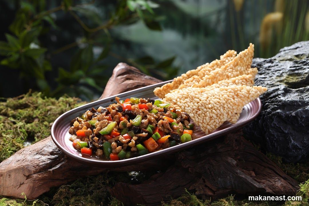 Diced Meat and Vegetable Dish with Crispy Rice Crackers