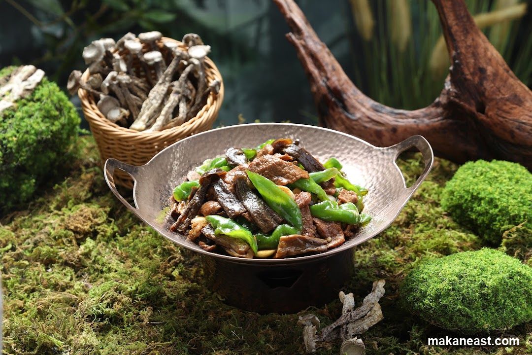 Stir-fried Dish with Mushrooms and Peppers
