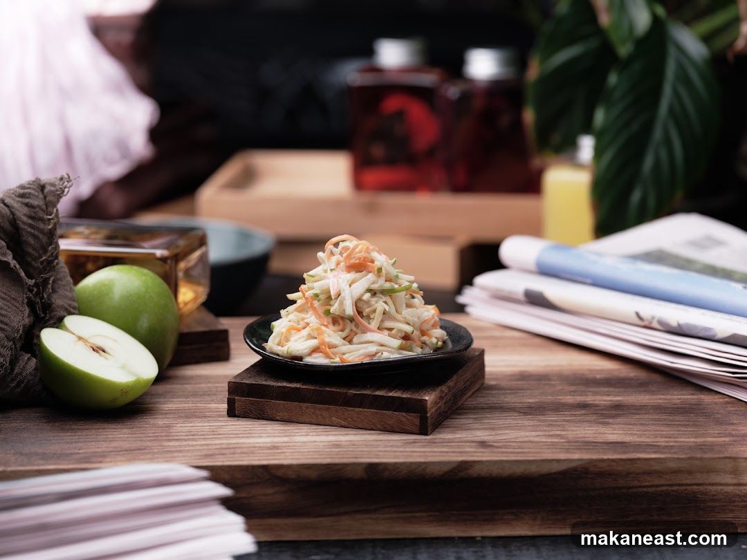 Coleslaw with Apple and Drinks