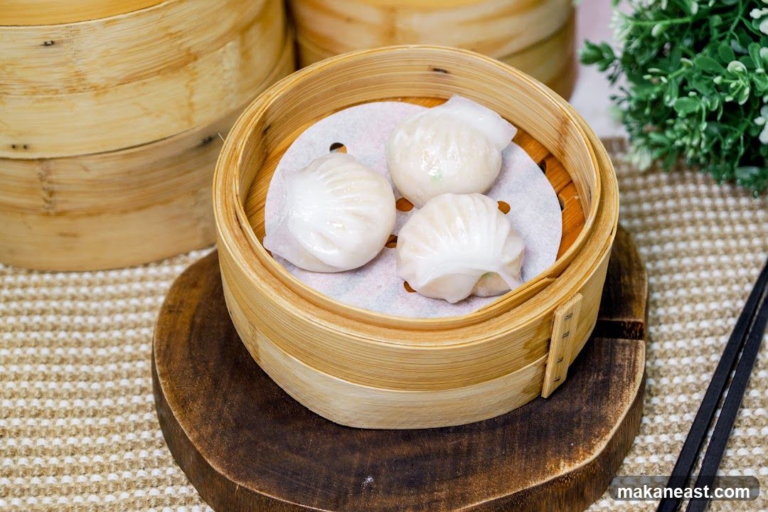 Steamed Dumplings in Bamboo Steamer