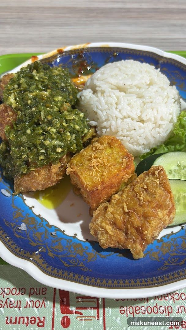 Fried Chicken with Rice and Green Chili Sauce