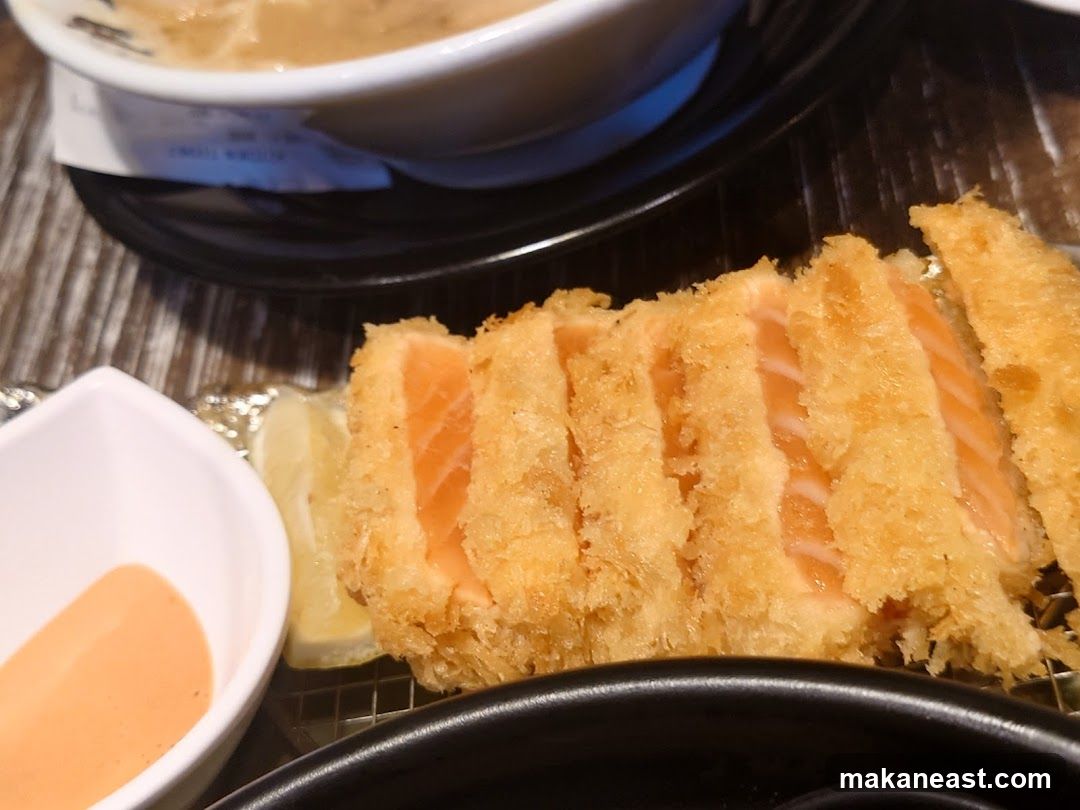 Fried Salmon Slices with Sauce