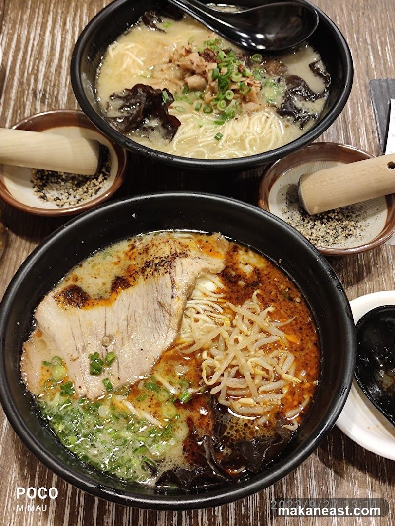 Two bowls of ramen