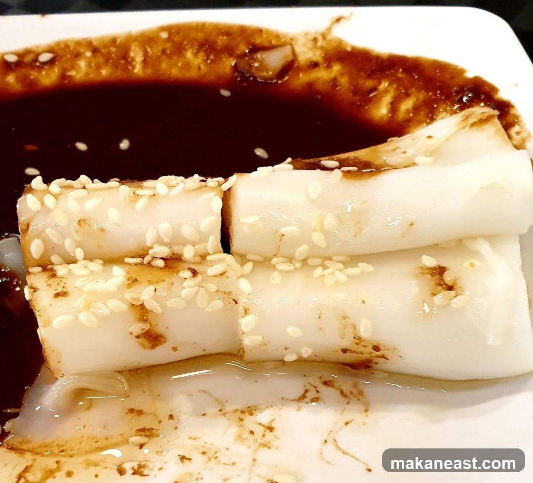 Steamed Rice Rolls with Sesame Seeds and Sauce