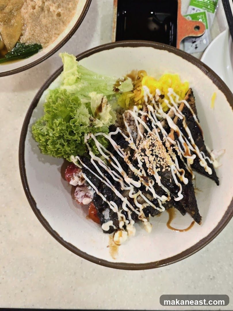 Rice bowl with seaweed and vegetables