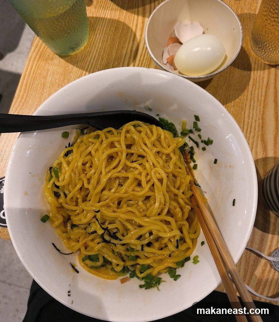 Noodles with Egg and Garnish