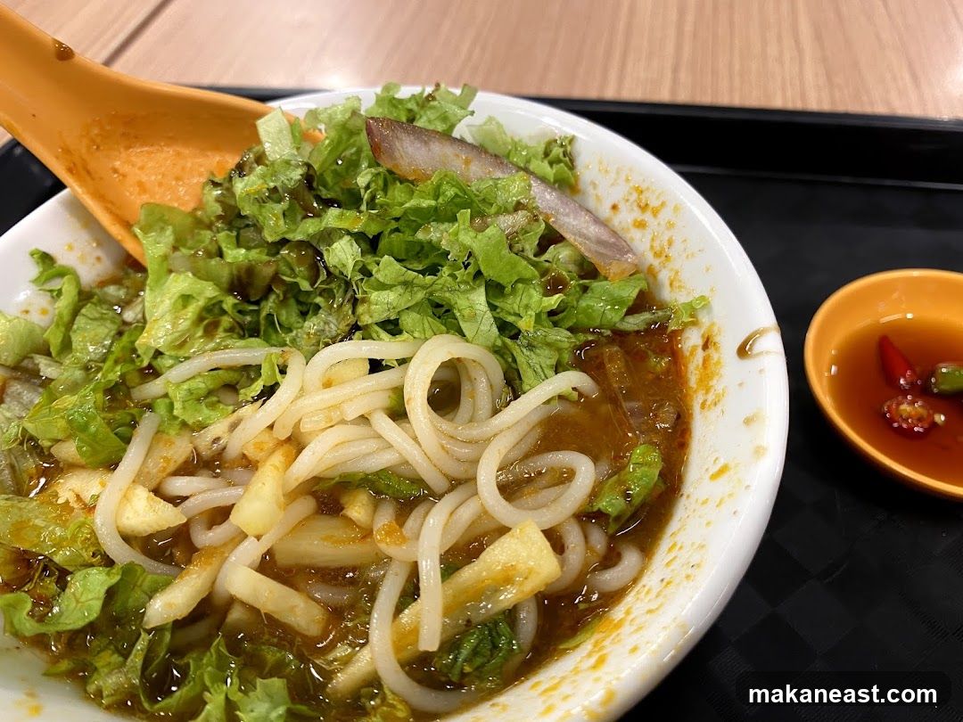 Noodle Dish with Lettuce and Chili Sauce