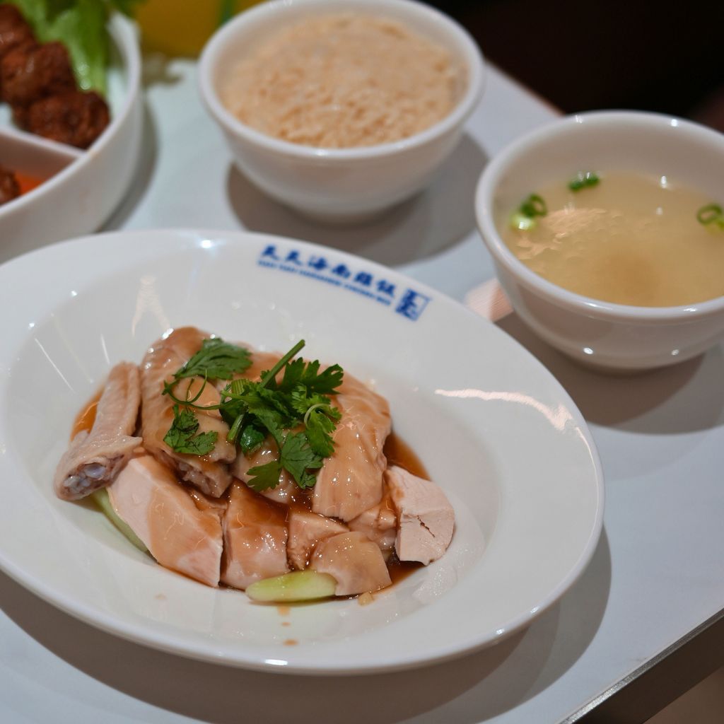 Tian Tian Hainanese Chicken Rice Opens a 98-Seat Flagship at Jewel Changi