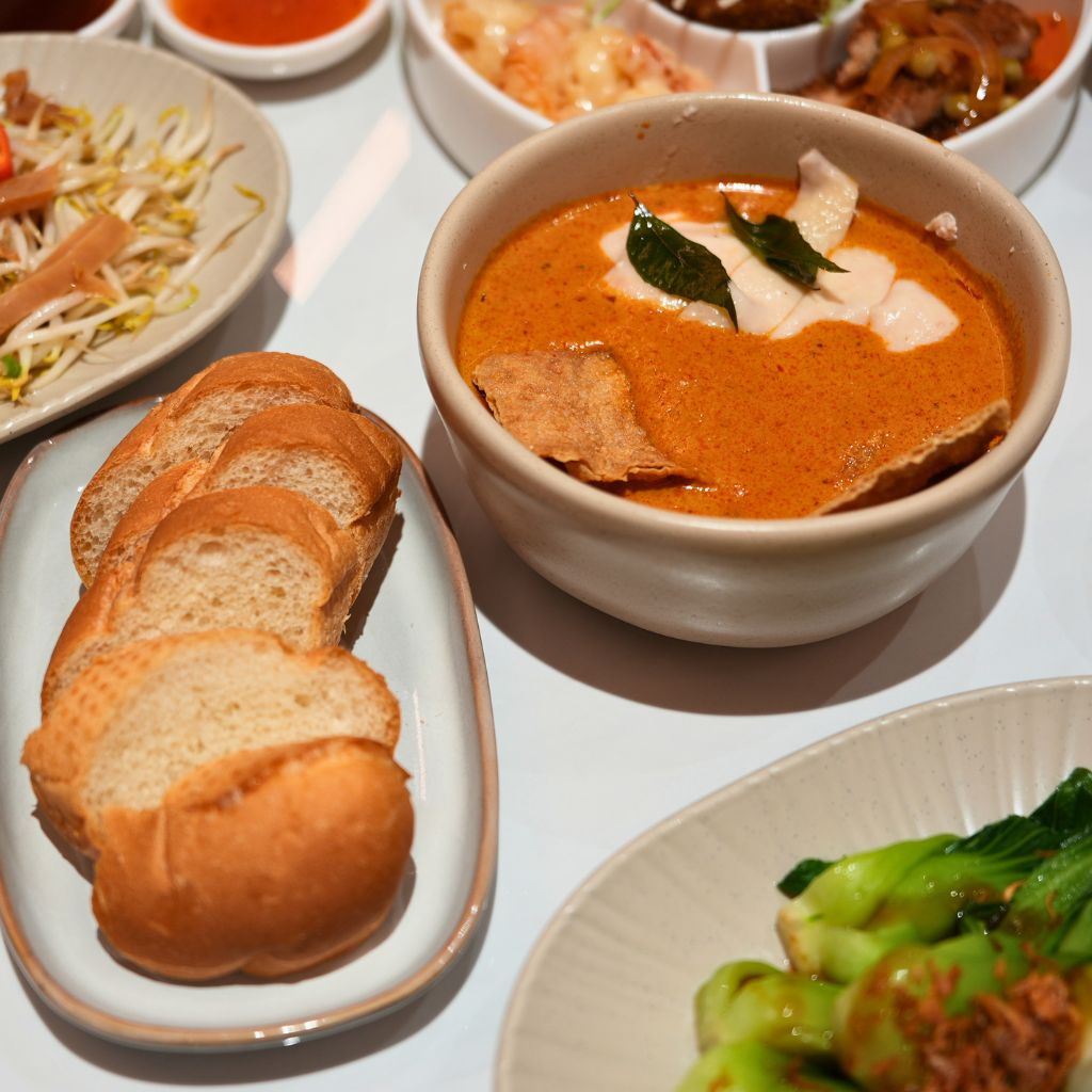 Mdm Foo steamed chicken curry with baguette at Tian Tian Jewel Changi