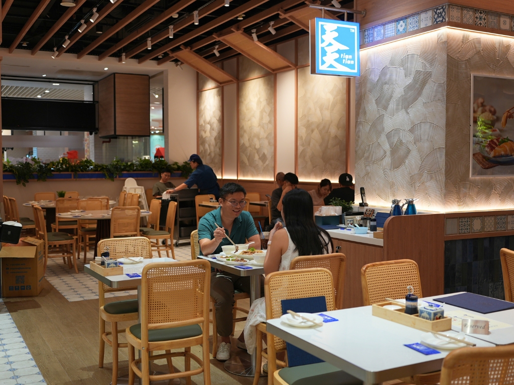Tian Tian Hainanese Chicken Rice dining room at Jewel Changi Airport Basement 2